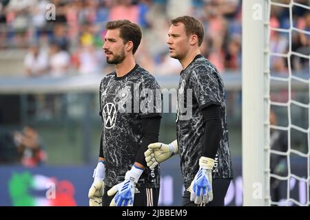 Bologne, Italien. 04.. Juni 2022. v.li:goalwart Kevin TRAPP (GER), goalwart Manuel NEUER (GER) Aufwärmen, Action. Fußball UEFA Nations League, Gruppenphase 1.Spieltag Italien (ITA) - Deutschland (GER) 1-1, am 4.. Juni 2022, Renato Dall `Ara Stadium Bologna Credit: dpa/Alamy Live News Stockfoto